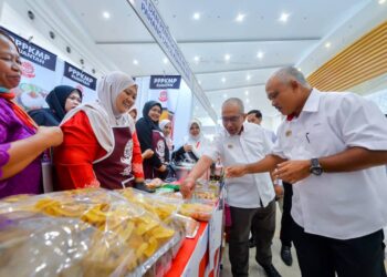 M. NOOR AZMAN TAIB (kanan) melihat pameran produk dihasilkan usahawan yang menyertai Konvensyen PEKB 2023 di Persada Johor, Johor Bahru.