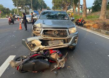 KEADAAN motosikal dinaiki mangsa yang dilanggar kenderaan pacuan empat roda dalam kejadian di Kilometer 48, Jalan Batu Pahat-Mersing, Kluang.