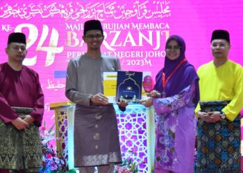 MOHD. FARED MOHD. KHALID  menyampaikan hadiah kepada Masfirah Hilman yang dinobatkan sebagai Johan Qariah Perujian Membaca Berzanji Ke-24 Peringkat Negeri Johor di Dewan Jubli Intan, Batu Pahat.