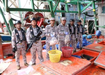 HASIL tangkapan yang dirampas susulan penahanan tiga buah bot nelayan Vietnam bersama 37 kru kerana disyaki menceroboh dan merompak hasil laut pada kedudukan 15.1 batu nautika timur laut Pulau Aur, Mersing.