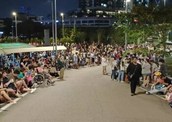 KAWASAN parkir terbuka di sebuah pusat beli-belah di Johor Bahru sesak dengan pengunjung dan pekerja pusat  yang diarahkan mengosongkan bangunan itu.
