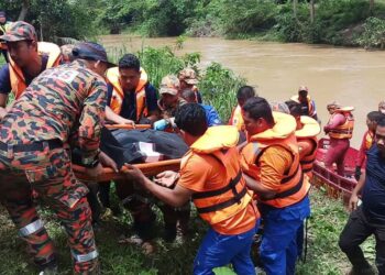 ANGGOTA bomba dibantu anggota polis dan Angkatan Pertahanan Awam mengangkat mayat Abd. Aziz Md. Lazim yang ditemukan lemas di Sungai Ketil berhampiran rumahnya di Kampung Kuala Chenerai, Kuala Pegang, Baling.