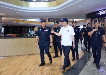 ONN HAFIZ GHAZI melawat sebuah pusat beli-belah yang menerima ancaman bom sambil diiringi Ketua Polis Daerah Johor Bahru Selatan, Asisten Komisioner Raub Selamat.
