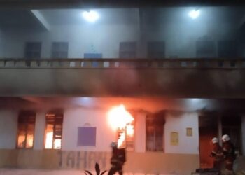 PIHAK  bomba memadamkan kebakaran sebuah blok asrama puteri di SMK Seri Kenangan, Segamat.