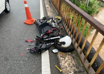 KEADAAN motosikal yang ditunggang Ramly Ahmad remuk dilanggar sebuah Proton X70 di Kilometer 81.9, Jalan Johor Bahru-Ayer Hitam, Kluang.