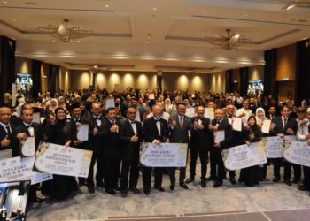 MOHD. HAIRI MAD SHAH bergambar bersama-sama para pemenang Anugerah Koperasi Johor 2023 di Hotel Opero, Johor Bahru.