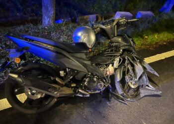 KEADAAN motosikal Mohd. Zamree yang melanggar batu pembahagi jalan sehingga menyebabkannya meninggal dunia di Kilometer 17.5, Jalan Benut-Simpang Renggam, Kluang.
