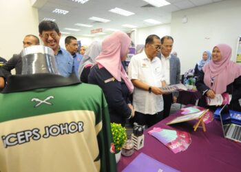 MOHAMED KHALED NORDIN melawat gerai pameran selepas merasmikan UiTM  Cawangan Johor Kampus Pasir Gudang, Bandar Seri Alam, Johor Bahru.