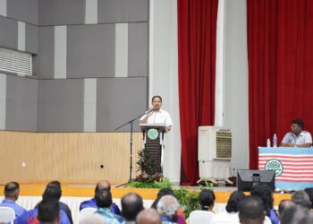 VIGNESWARAN merasmikan Konvensyen MIC Negeri Johor di Dewan Serbaguna Taman Bukit Indah, Johor Bahru.