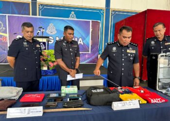 BAHRIN MOHD. NOH (dua dari kanan) menunjukkan sebahagian barang yang dirampas daripada kumpulan pecah kedai dalam sidang akhbar di Ibu pejabat Polis Daerah Kluang.