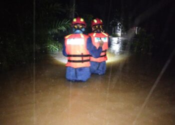 ANGGOTA APM Bandar Baharu melakukan pemantauan di kawasan dilanda banjir di Kampung Cherok Meranti, Bandar Baharu.