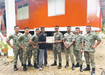 PENYELIA Projek, Sjn Shahrul Azli Mohammad dari Pasukan 7 Skn RAJD menyerahkan plaka, simbolik penyerahan projek siap bagi kerja baik pulih rumah
kepada penerima PJM Halim Ya’kub di kawasan Kuala Berang, Terenngganu.