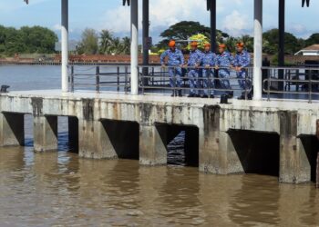 ZAIRIL Anuar Zulmuji (dua kanan) bersama pegawai APM meninjau keadaan di Jeti Kuala Kedah sebagai langkah berjaga-jaga berikutan fenomena air pasang bermula hari ini di Alor Setar.