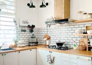 Elemen kayu di dapur melengkapkan elemen rumah ladang dan Scandi-Boho.