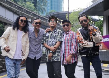 KUALA LUMPUR, 25 OKTOBER 2023 - Kumpulan Exists, Ezad Lazim (tengah), Along (kiri), Ujang (kiri kedua), Ajai (kanan) dan Musrad (kanan kedua) yang telah menghadiri pada sidang media dan pelancaran konsert melancong ke Borneo di Hard Rock Cafe, Concorde Kuala Lumpur. UTUSAN/AMIN AZMAN