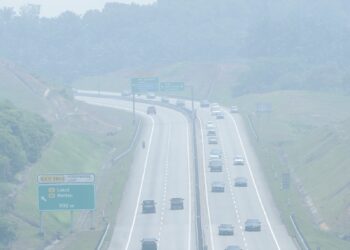 KEADAAN jerebu kelihatan di Lebuhraya Seremban-Port Dickson sejak petang semalam. UTUSAN/MOHD. SHAHJEHAN MAAMIN