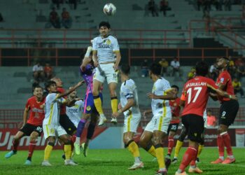Pemain tengah Perak FC, Jesper Nyholm menanduk bola keluar dari petak penalti pasukannya dalam aksi menentang Negeri Sembilan dalam saingan Liga Super di Stadium Tuanku Abdul Rahman Paroi, Seremban, hari ini.-UTUSAN/GAMBAR : MOHD. SHAHJEHAN MAAMIN.
