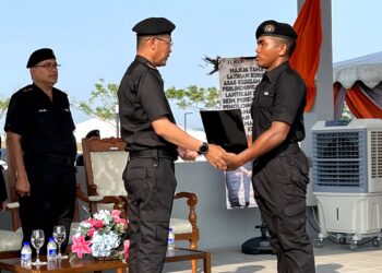 RAHIMI Ismail (tengah) menyampaikan sijil kepada pelatih terbaik keseluruhan, Muhammad Rizal Mat Daud pada Majlis Perbarisan Tamat Latihan Kursus Keselamatan Perlindungan Bagi Lantikan Baharu Skim Keselamatan dan Pertahanan Awam, bagi Penolong Pegawai Keselamatan Gred KP29 dan Pengawal Keselamatan Gred KP11 di Institut Latihan Keselamatan Perlindungan Malaysia, Bandar Enstek, Seremban hari ini.-UTUSAN/ZAKKINA WATI AHMAD TARMIZI.