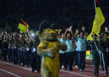KONTINJEN Negeri Sembilan berarak melintas hormat pada upacara perasmian pembukaan Kejohanan Olahraga Majlis Sukan Sekolah Malaysia (MSSM) kali ke-63 di Stadium Tuanku Abdul Rahman, Paroi, Seremban, malam tadi.-UTUSAN/MOHD. SHAHJEHAN MAAMIN.