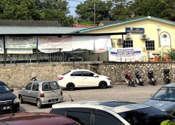 KEADAAN Klinik Kesihatan Rantau sedia ada yang mengalami masalah kekurangan tempat letak kereta dan bilik rawatan tidak mencukupi. – UTUSAN/ZAKKINA WATI AHMAD TARMIZI.