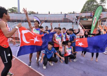 PELARI-pelari dari Johor meraikan kejayaan mereka apabila meraih tiga pingat emas dalam acara 4x100 meter pada Kejohanan Olahraga Majlis Sukan Sekolah Malaysia (MSSM) Kali Ke-63 di Seremban semalam.-UTUSAN/MOHD. SHAHJEHAN MAAMIN.