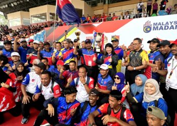 LIM Hui Ying menyampaikan anugerah juara keseluruhan Kejohanan Olahraga MSSM 2023 kepada kontinjen Johor pada majlis penutupan kejohanan itu yang berlangsung di Stadium Tuanku Abdul Rahman, Paroi, Seremban petang tadi.-UTUSAN/ZAKKINA WATI AHMAD TARMIZI.