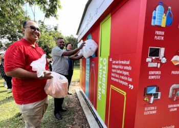 J. ARUL Kumar (tengah) Ho Dee Leong (kanan) serta Khairul Anwar (kiri) pada Majlis Pelancaran Pusat Pandu Lalu KITARecycle Coca-Cola di Bandar Enstek, Nilai hari ini. UTUSAN/ZAKKINA WATI AHMAD TARMIZI.