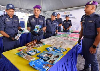 SAZALI Mohamad (dua dari kiri) menunjukkan dadah yang dirampas yang disorok dalam peket makanan anjing pada sidang akhbar di Cawangan Narkotik Ibu Pejabat JKDM, Kampung Jijan, Nilai, Seremban hari ini.-UTUSAN/MOHD. SHAHJEHAN MAAMIN.