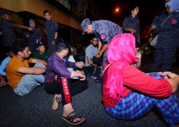 SEBAHAGIAN warga asing yang ditangkap dalam penguatkuasaan Op Sabong di Bandar Baru Nilai, Seremban, semalam selepas didapati tidak mempunyai dokumen perjalanan yang sah.-UTUSAN/MOHD. SHAHJEHAN MAAMIN.
