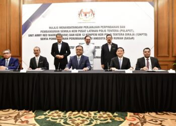 ANWAR IBRAHIM bersama Mohamad Hasan menyaksikan Majlis Menandatangani Perjanjian Perpindahan dan Pembangunan Semula Kem Pusat Latihan Polis Tentera (PULAPOT), Unit Army Red Warrior (ARW), Kompeni Kor Polis Tentera Diraja (12KPTD) dan Pembangunan Perumahan Satu Anggota Satu Rumah (SASaR) di di Pejabat
Perdana Menteri, Putrajaya hari ini.