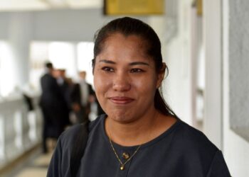 LOH Siew Hong hadir di Mahkamah Tinggi Kuala Lumpur bagi keputusan permohonan MAIPs untuk memberi didikan agama kepada tiga anak mualaf. UTUSAN/SYAKIR RADIN.