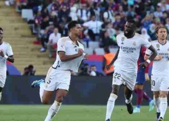 JUDE Bellingham (dua, kiri) meraikan jaringannya ketika membantu Real Madrid membenam Barcelona. - AFP