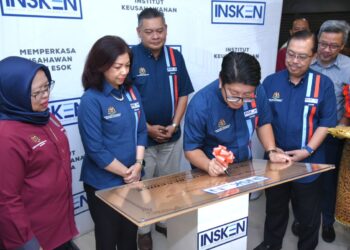 EWON Benedick (empat, dari kiri) merasmikan dan menandatangi pembukaan pejabat cawangan Insken Sarawak yang terletak di Lot R210, Tingkat 2, Sarawak Plaza Shopping Complex, Kuching hari ini. - UTUSAN