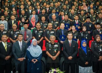 IBRISAM Abdul Rahman (tengah) bersama sebahagian peserta selepas menyempurnakan perasmian Majlis Konvokesyen Psikologi Jabatan Penjara Malaysia 2023 di Kajang, semalam. - UTUSAN/MUHAMAD IQBAL ROSLI