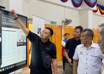 MOHAMMAD Agus (dua dari kanan) memerhatikan cara penggunaan televisyen interaktif (ITV) oleh salah seorang peserta ekspo UPNM-InTeLeX di Kuala Lumpur.