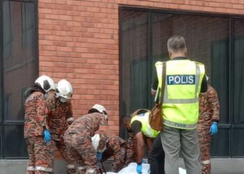 ANGGOTA bomba menurunkan mayat lelaki yang terjatuh dari tingkat 13 sebuah bangunan hotel di Ipoh, Perak hari ini. - UTUSAN/IHSAN JBPM