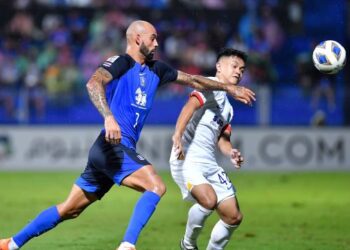 Arif Aiman Hanapi (kanan) bersaing dengan pemain BG Pathum United dalam aksi Kumpulan I, Liga Juara-Juara Asia di Stadium BG, Thanyaburi, Thailand. – IHSAN BG Pathum United