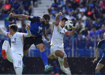 AKSI JDT (jersi putih) ketika menentang Pathum United dalam saingan Liga Juara-Juara Asia di Bangkok semalam. - IHSAN PATHUM UNITED
