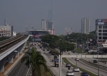 PEMANDANGAN Bandaraya Kuala Lumpur yang berjerebu melanda di Ibu Negara ini ketika tinjauan di sekitar Cheras, di sini, hari ini. 
Indeks Pencemaran Udara (IPU) berdasarkan data Indeks Pencemaran Udara Malaysia (APIMS) di Cheras mencatatkan bacaan 154 iaitu pada tahap tidak sihat setakat jam 9.00 pagi tadi. -UTUSAN/ MOHD FARIZWAN HASBULLAH