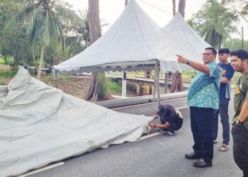 JEFRIDIN Atan (tengah) meninjau persiapan di tapak Festival D’ Kukup di Taman Rekreasi Pantai  Rambah, Pontian.