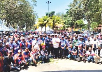 JEFRIDIN Atan (tengah, baju putih) bersama-sama kira-kira 2,000 penunggang yang menyertai program ‘Motorday’ sempena Festival D’ Kukup di Taman Rekreasi Pantai Rambah, Pontian.