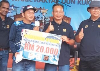 ABDUL RAZAK Abdullah (dua dari kiri) menerima replika cek RM20,000 daripada Azmee Awang sebagai juara Cabaran Memancing Pantai Rambah sambil diperhatikan oleh Jefridin Atan sempena Festival D’ Kukup, Pontian.