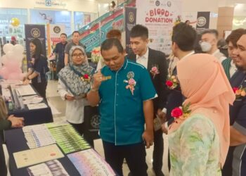 Noorman Kamsani (tengah) melawat pameran Perkeso Johor dalam Kempen Bazar Amal dan Kempen Derma Darah di pusat beli-belah Aeon Mall Kulaijaya, Kulai, hari ini.