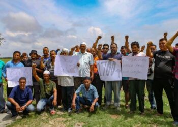 SEBAHAGIAN pesawah melakukan demonstrasi membantah harga semasa belian padi yang terlalu rendah dan menggesa pihak berkaitan menaikkan semula harga di Kampung Kuar Jawa, Alor Janggus, Alor Setar, Kedah. - UTUSAN/SHAHIR NOORDIN