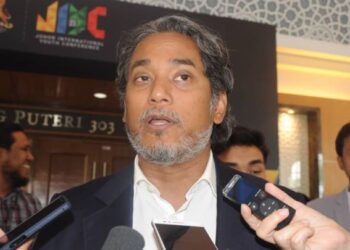 KHAIRY Jamaludin ketika ditemui pemberita sempena Majlis Perasmian Program Johor International Youth Conference 2023 di Pusat Konvensyen Antarabangsa Persada, Johor Bahru, hari ini. - UTUSAN/RAJA JAAFAR ALI