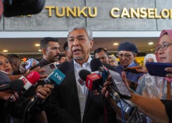 AHMAD Zahid Hamidi ketika ditemui pemberita selepas menghadiri Majlis Perasmian Halal On Track, di Universiti Malaysa, di sini hari ini. -UTUSAN/SHIDDIEQIIN ZON