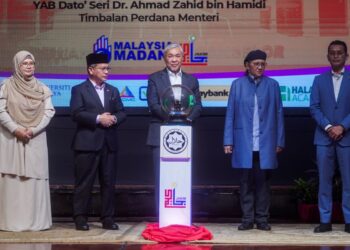 AHMAD Zahid Hamidi merasmikan Program Halal On Track di Universiti Malaya, di sini hari ini. -UTUSAN/SHIDDIEQIIN ZON