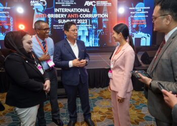 AZAM Baki (tiga dari kanan) dan Ketua Pegawai Eksekutif  Kumpulan ABAC Center of Excellence Sdn. Bhd. (tiga dari kiri) bergambar bersama penerima anugerah pengurusan sistem anti rasuah ISO 37001 pada majlis perasmian International Anti-Bribery Anti-Corruption Summit 2023 (ABAC) di Hotel Mandarin Oriental di sini hari ini. -UTUSAN/SADDAM YUSOFF