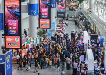Pengunjung yang hadir tidak melepaskan peluang mendapatkan pakej-pakej percutian yang menqarik  di Pameran MATTA di Mitec Kuala Lumpur, bulan lalu. -UTUSAN/AFIQ RAZALI