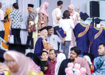PENGUMUMAN Perdana Menteri agar UiTM memainkan peranan  dalam mewujudkan graduan dalam bidang ekonomi Islam, aeroangkasa dan industri kreatif adalah tepat pada masanya. – UTUSAN/FARIZ RUSADIO